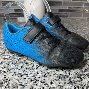 Deja Tu Huella Kids Blue and Black Soccer Shoes Size 3.5